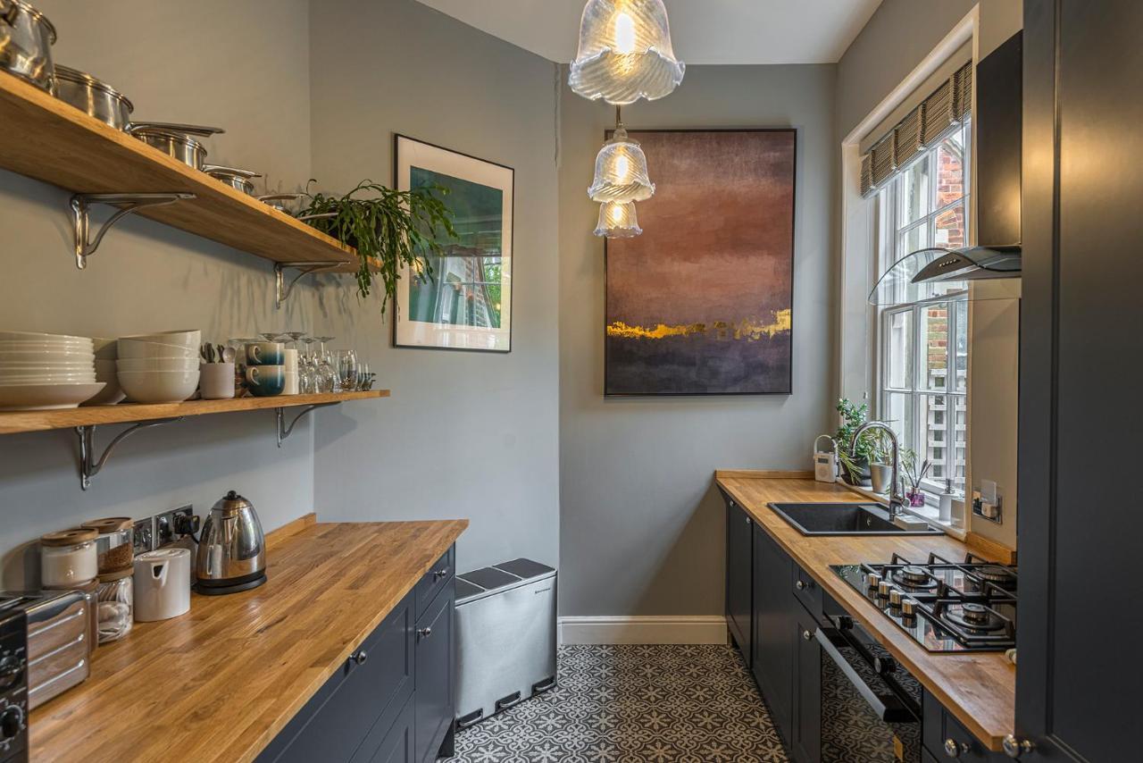 Coastal Cottage: Charming Three Bedroom With Private Garden *
